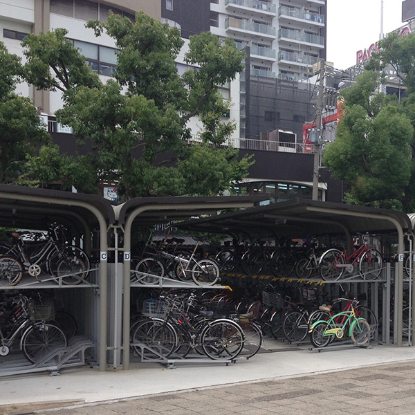 Renascença de bicicleta em cidades: elegantes soluções de estacionamento de bicicleta para ciclismo urbano